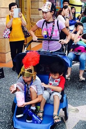 张柏芝带两个儿子香港游玩