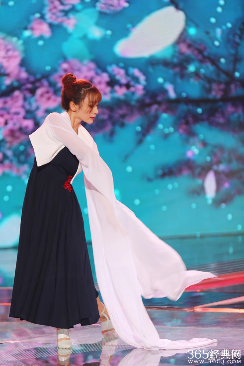 柳岩首尔水袖扇舞浪漫唯美