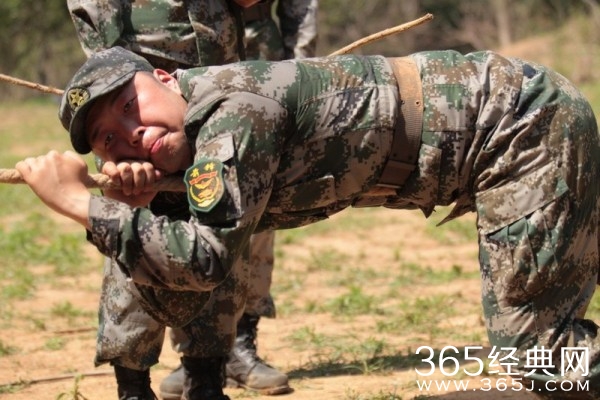 男子汉遭遇最强挑战  牵引横渡张丰毅出师不利？