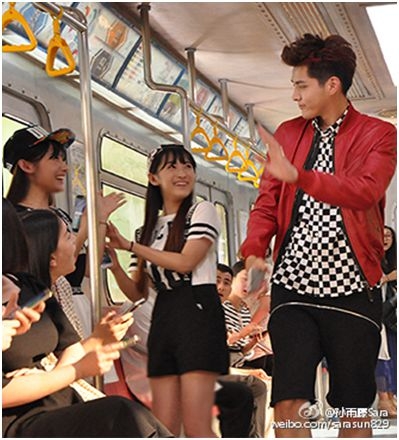 复旦校花地铁偶遇吴亦凡