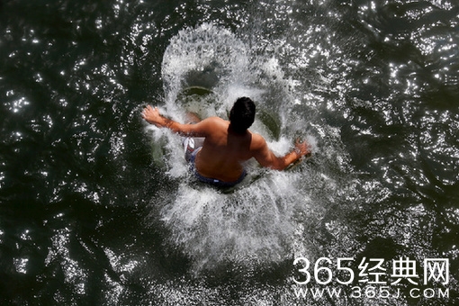 最狠热浪袭击欧洲 户外成烧烤场