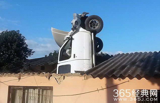 南非男子驾车砸入屋顶