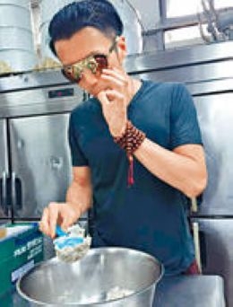 谢霆锋做慈善筹款107万现场烘焙蛋糕