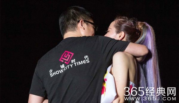 张靓颖逼婚现场男友为什么很迟现身