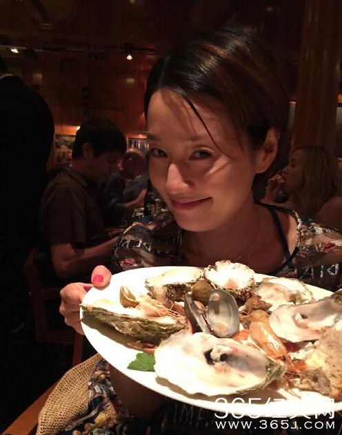 马伊琍晒吃海鲜照