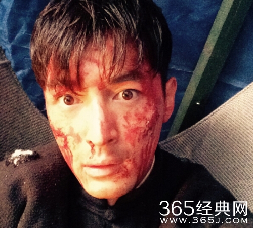 胡歌晒满脸血迹自拍