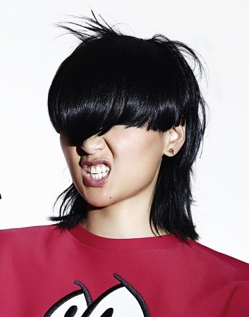 周笔畅新专辑造型曝光 搞笑逗趣用胸翻白眼