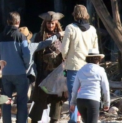 约翰尼·德普亮相片场。