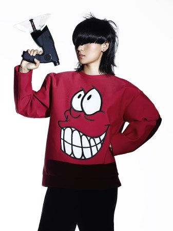 周笔畅新专辑造型曝光 搞笑逗趣用胸翻白眼