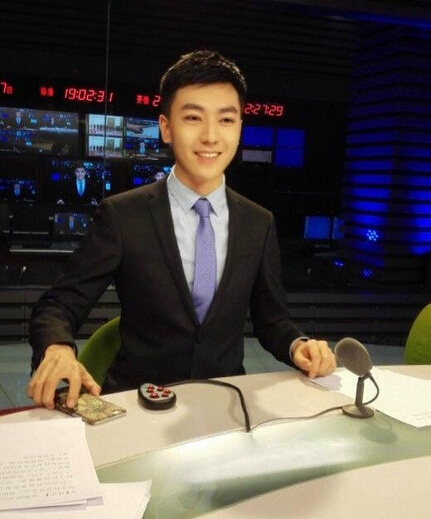 CCTV4男主播李泽鹏个人资料家庭背景 生活照曝光