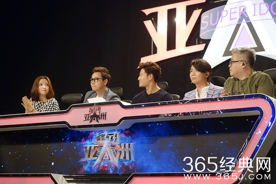 四大导师与嘉宾何洁。