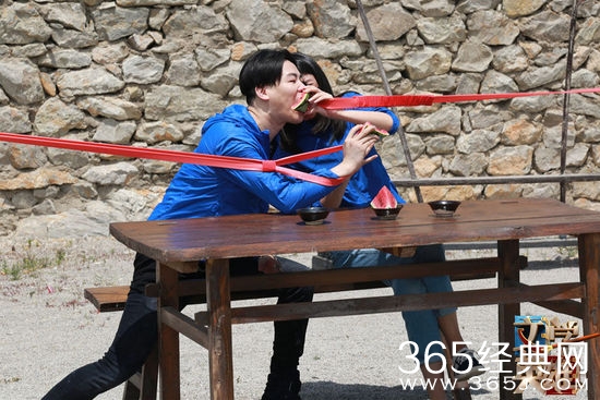 胡彦斌与苏岑互喂西瓜