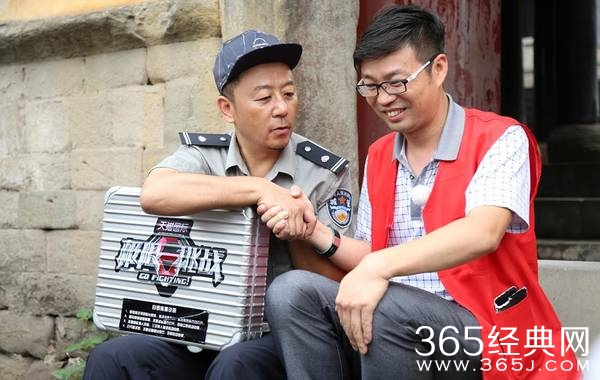 由东方卫视倾力打造的大型励志体验综艺《极限挑战》本周日（12日）21点档将迎来第五期节目。黄磊郭涛孙红雷。这次在节目中，石头爸郭涛也作为《极限挑战》的“第一男嘉宾”加入了极限男人帮的寻宝任务。成功从海岛脱逃后，“极限男人帮”本周任务寻找“疯狂的石头”。图为黄磊、郭涛、孙红雷。