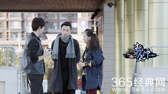 《执念师》抢银行的时候那个拐杖男没有发现时间停止？