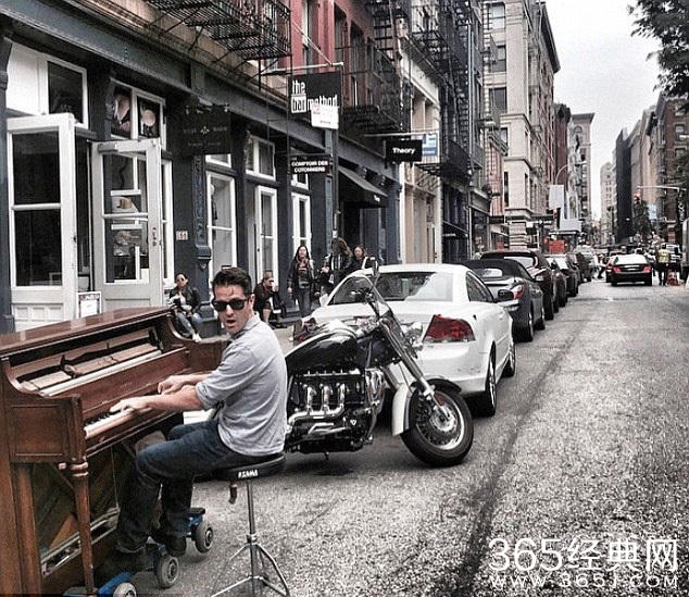 美国男子带钢琴和爱犬周游世界