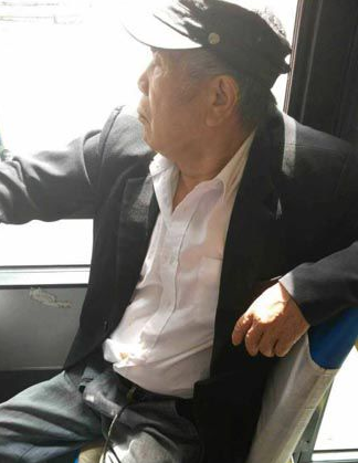 女孩公交低头玩手机未让座遭老人扇耳光