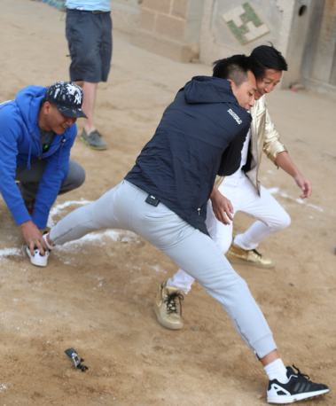 《爸爸去哪儿3》劈叉换早餐 刘烨一字马胡军帮压腿