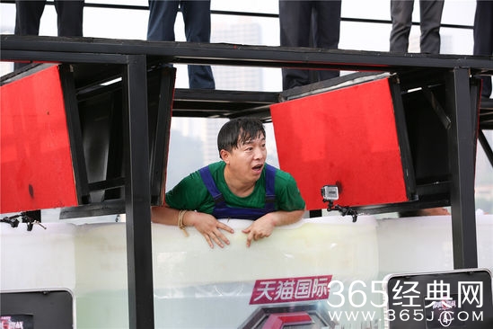 《极限挑战》黄渤藏箱子路人帮忙打掩护
