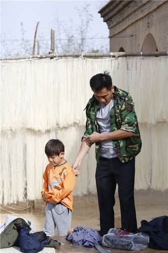 爸爸去哪儿3刘烨变身农民工欲卖儿子