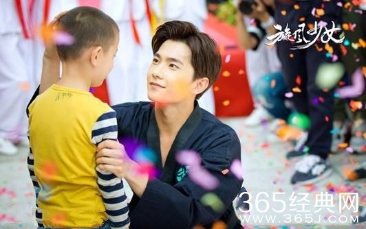 《旋风少女》中为什么叫若白为若白爸爸？