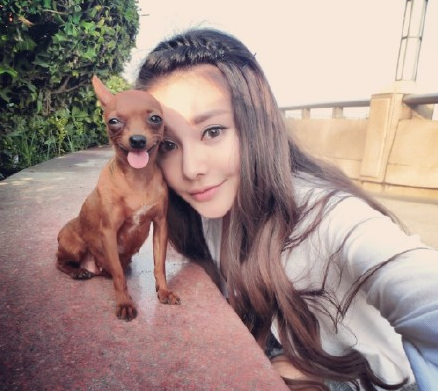 王靓雅家庭背景个人资料照片 王靓雅和大鹏什么关系