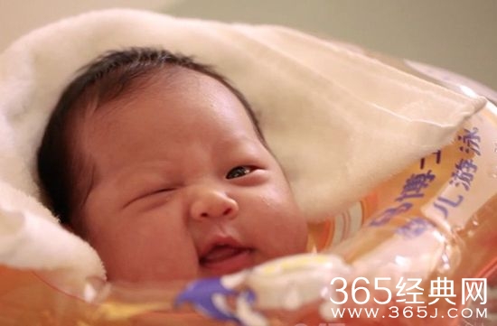 刚满月就会抛媚眼