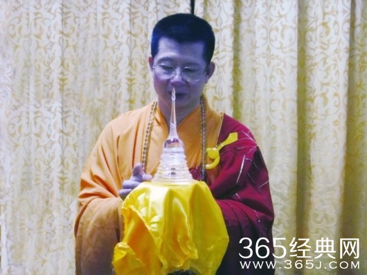 邪教教首自称皇帝坐拥众妃