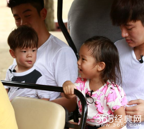 《爸爸回来了》甜馨哄嗯哼懂事善良获赞小天使