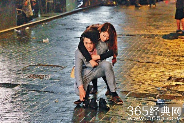 TVB男星拍戏背155斤苟芸慧 走上坡路来回6趟