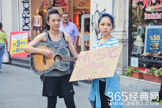 邓紫棋遇裁判错判 澡堂狂飙海豚音抗议