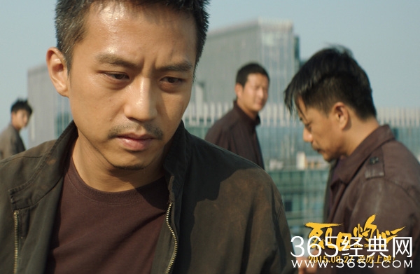 邓超《烈日灼心》演绎虐心兄弟情 看剧本成泪人