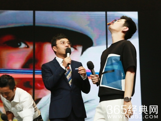 钱枫《天天》搞笑嘴夹笔。