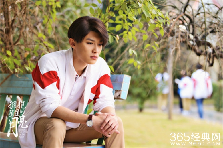 拥抱星星的月亮首播 代旭辛芷蕾上演清新校园恋