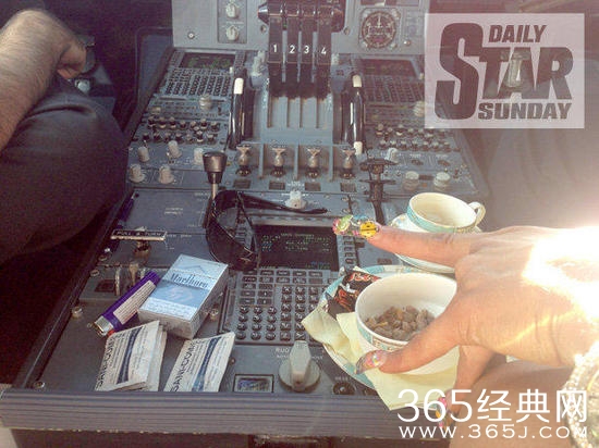 英国艳星飞行中进驾驶舱 坐机长大腿“开飞机”