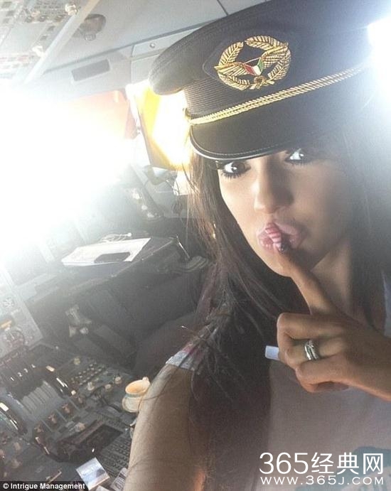 英国艳星飞行中进驾驶舱 坐机长大腿“开飞机”