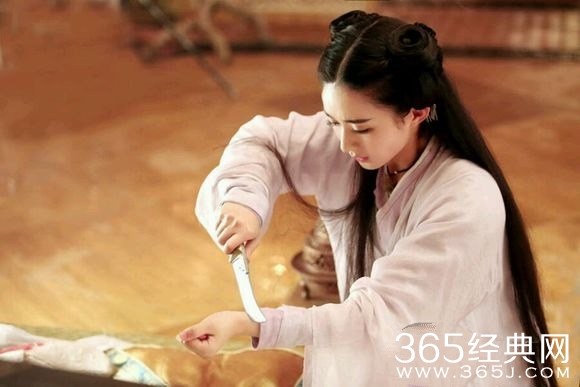 花千骨的什么把柄落在了霓漫天的手上？