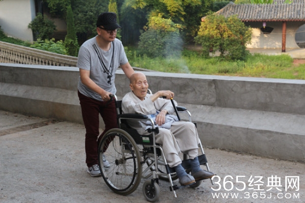 黄海波为出家老兵拍短片 当场下跪受戒