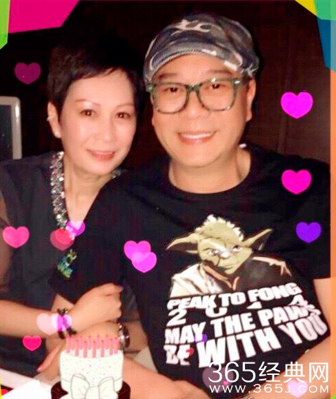 欧阳震华生日妻子晒照 恩爱相依甜蜜微笑