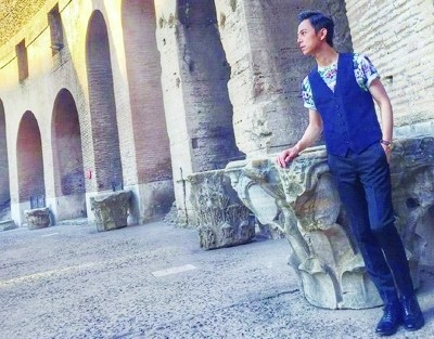 何炅晒显长腿照