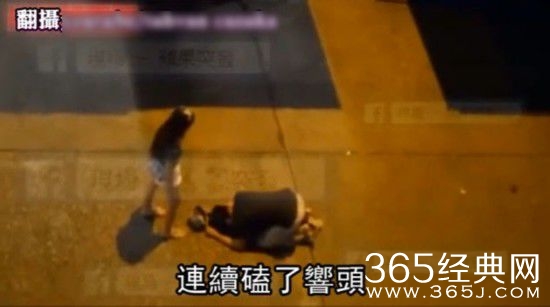 港女暴打下跪男友