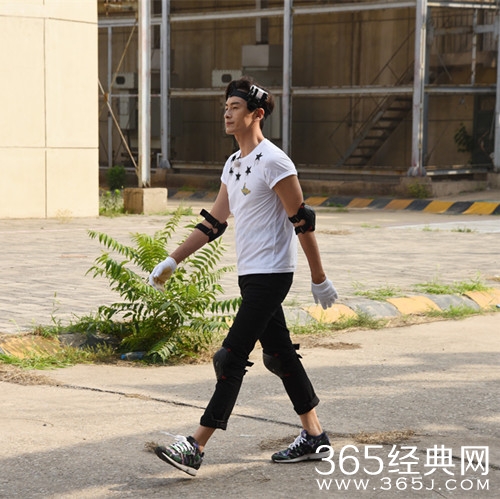 郑元畅拼了 长腿男神《真心英雄》火力全开