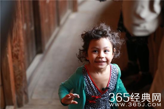 霓娜取名跟谢娜有关吗