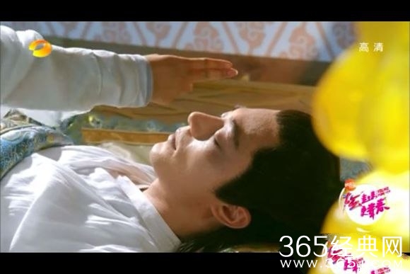 《花千骨》中小骨从蛮荒回来为什么还会被白子画吸血？