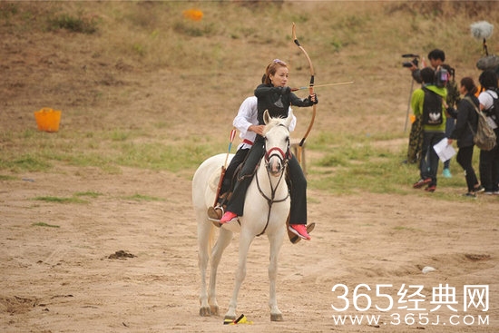 《极速前进》任务困难升级 吴昕骑马挑战自己