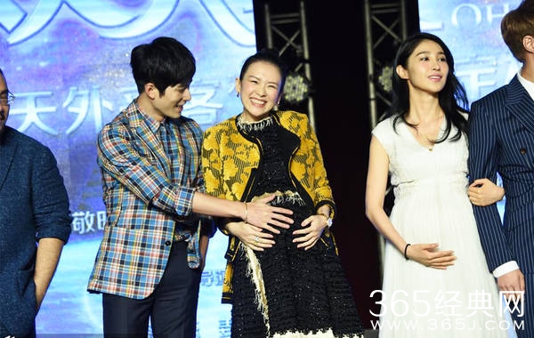 凤凰娱乐讯（采写/秦婉 摄影/二萌）8月4日，由章子怡担任制片人、郭敬明监制，魏楠、魏民兄弟执导，陈正道担任艺术总监的电影《从天儿降》在北京举办发布会，章子怡与魏楠携陈学冬、张艺兴、姜雯、陈正道到场。现场章子怡身着孕妇装登场，还怀抱片中的混血宝贝，心情大好。图为章子怡怀抱混血小孩。