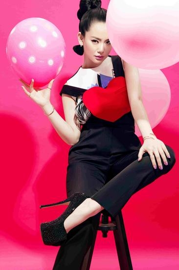 辣妈戚薇首任跨界当设计师 助力芭莎公益星设计