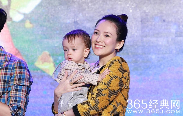 凤凰娱乐讯（采写/秦婉 摄影/二萌）8月4日，由章子怡担任制片人、郭敬明监制，魏楠、魏民兄弟执导，陈正道担任艺术总监的电影《从天儿降》在北京举办发布会，章子怡与魏楠携陈学冬、张艺兴、姜雯、陈正道到场。现场章子怡身着孕妇装登场，还怀抱片中的混血宝贝，心情大好。图为章子怡怀抱混血小孩。