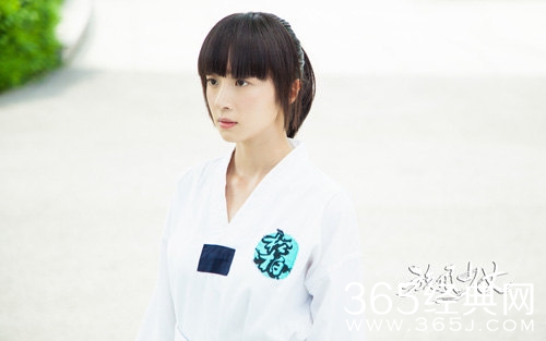 《旋风少女》中戚百草和方婷宜谁参加了世青赛？