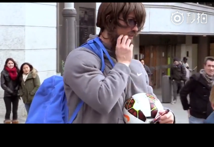 C罗假扮成流浪汉在西班牙街头卖艺_高清视频