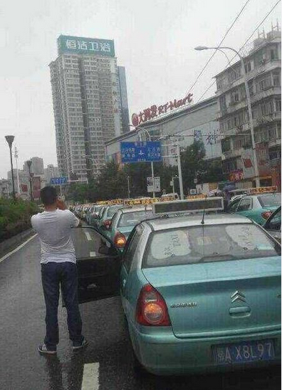 武汉的士今天罢工了 为抗议打车软件